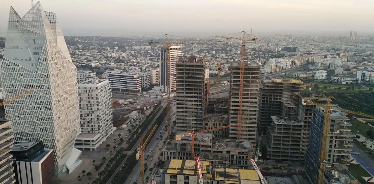 Grues et immeubles en chantier à Casablanca